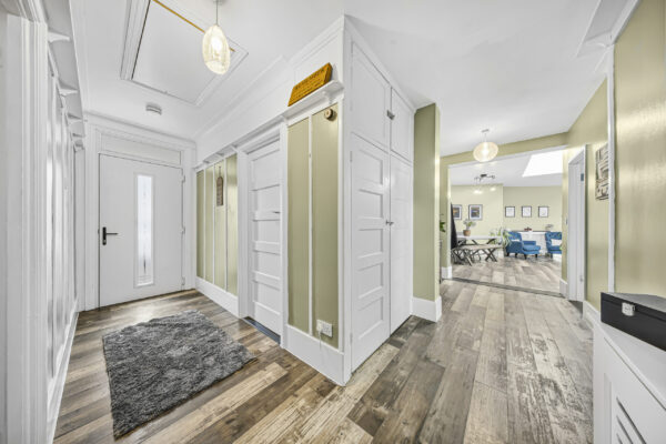 uxlens-brentwood-hallway-interior-wide-angle-estate-agent-photo