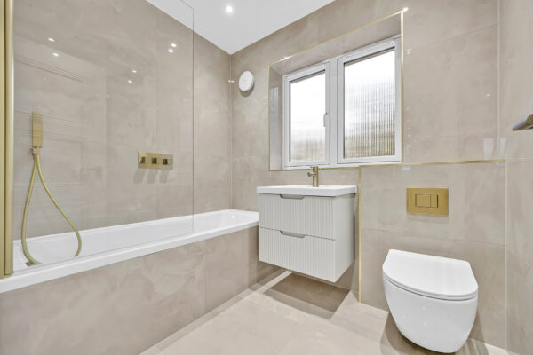 Luxlens-clean-neat-bathroom